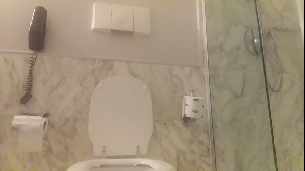 ໃນອ່າງອາບນ້ໍາທີ່ມີຫົວແດງ.