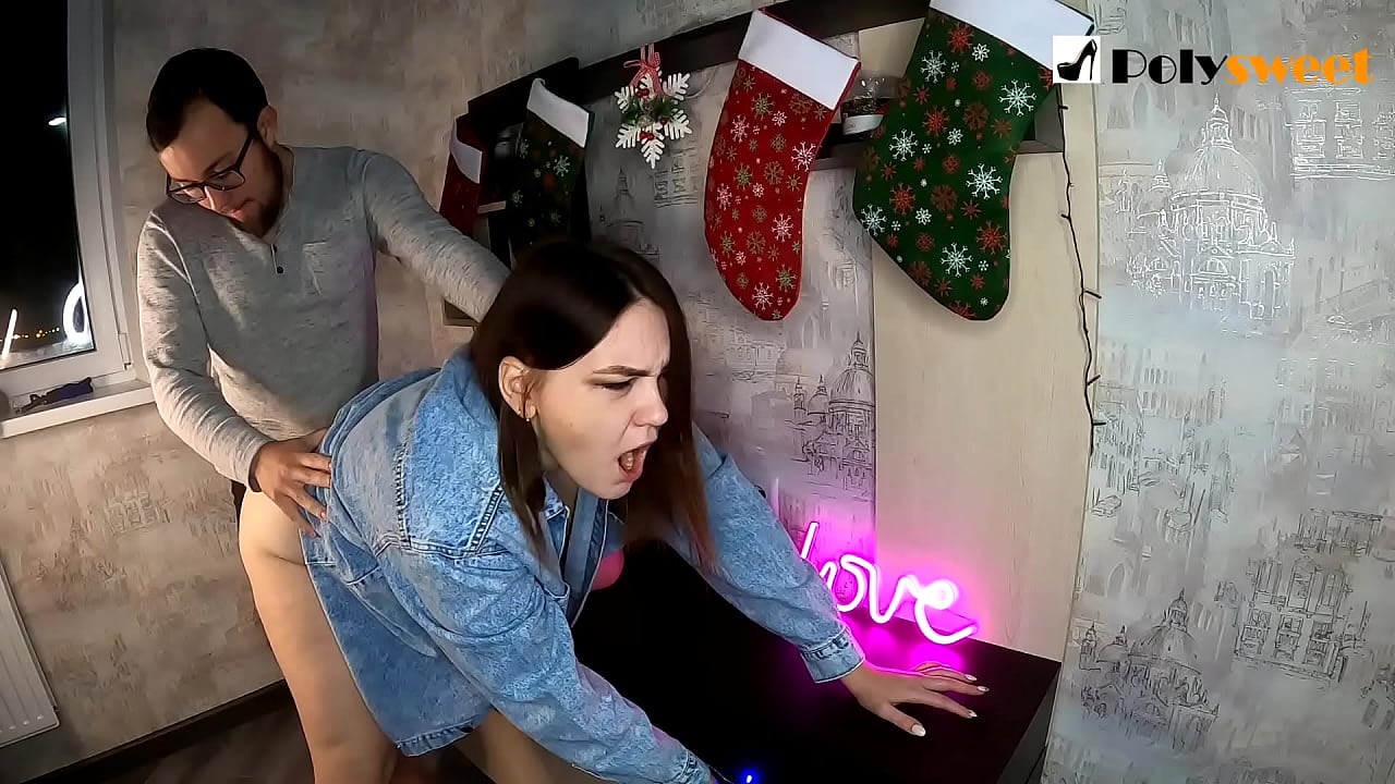 ຜູ້ຊາຍມັກ fucking ສາວງາມທີ່ມີ ponytail ໃນກົ້ນກັບປາກແລະ dick